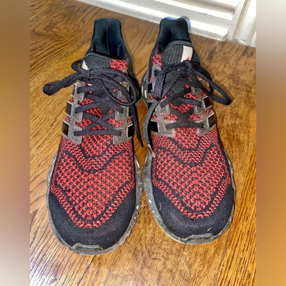 Men’s adidas tennis shoes in great condition! Size 10.5